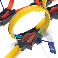 Hot Wheels Multi-Loop Race Off Playset, with 1 Car, Knock Down Flags to Score Points & Break The Loop, Toy for Kids 4 to 10 Years Old