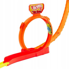 Hot Wheels Toy Car Track Set, Hot Ones Gravity Drop Playset & 1:64 Scale Die-Cast Vehicle, Essential Components for a Race Build with Easy Storage