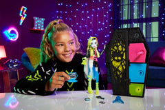 Monster High Frankie Stein Doll and Fashion Set, Skulltimate Secrets Neon Frights, Dress-Up Locker with 19+ Surprises for Kids Ages 5+