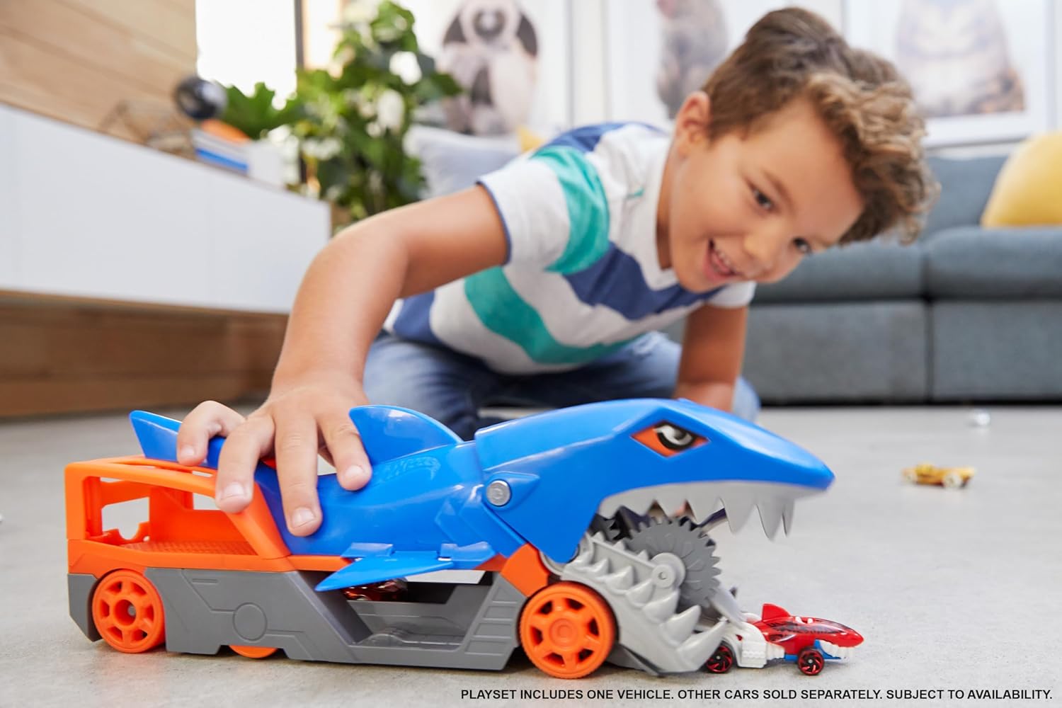 Hot Wheels Shark Chomp Transporter Playset with One 1:64 Scale Car for Kids Ages 4 Years & Up