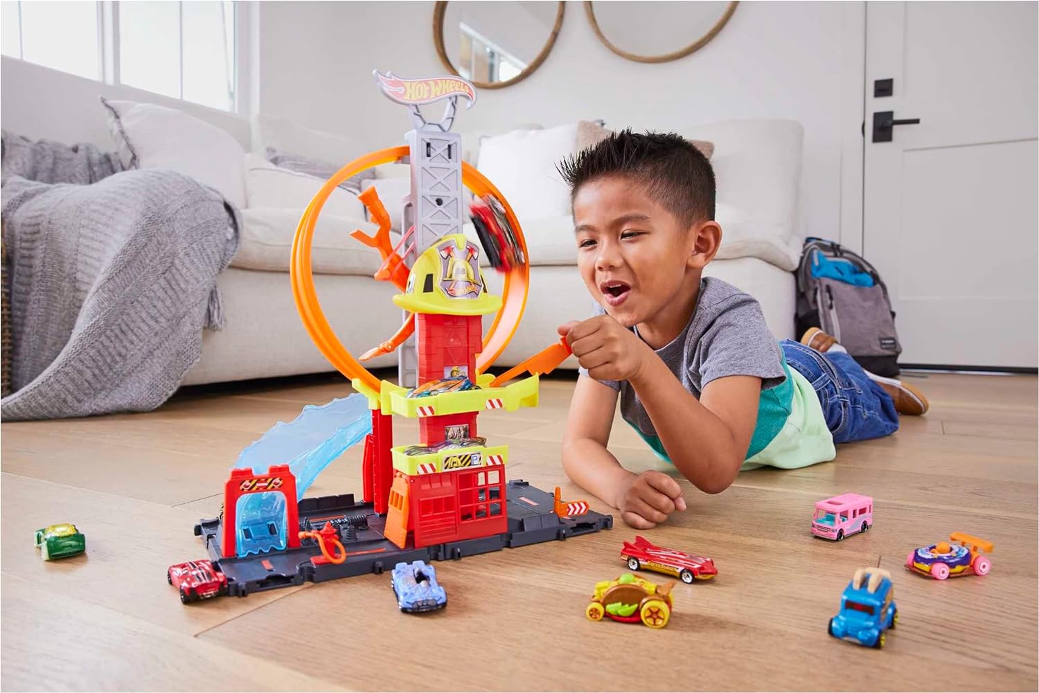 Hot Wheels City with 1 Toy Car, Kid-Powered Elevator, Water-Like Ramp, Track-Play Features, Connects to Other Sets, Fire Station with Super Loop​​ For Ages 4+
