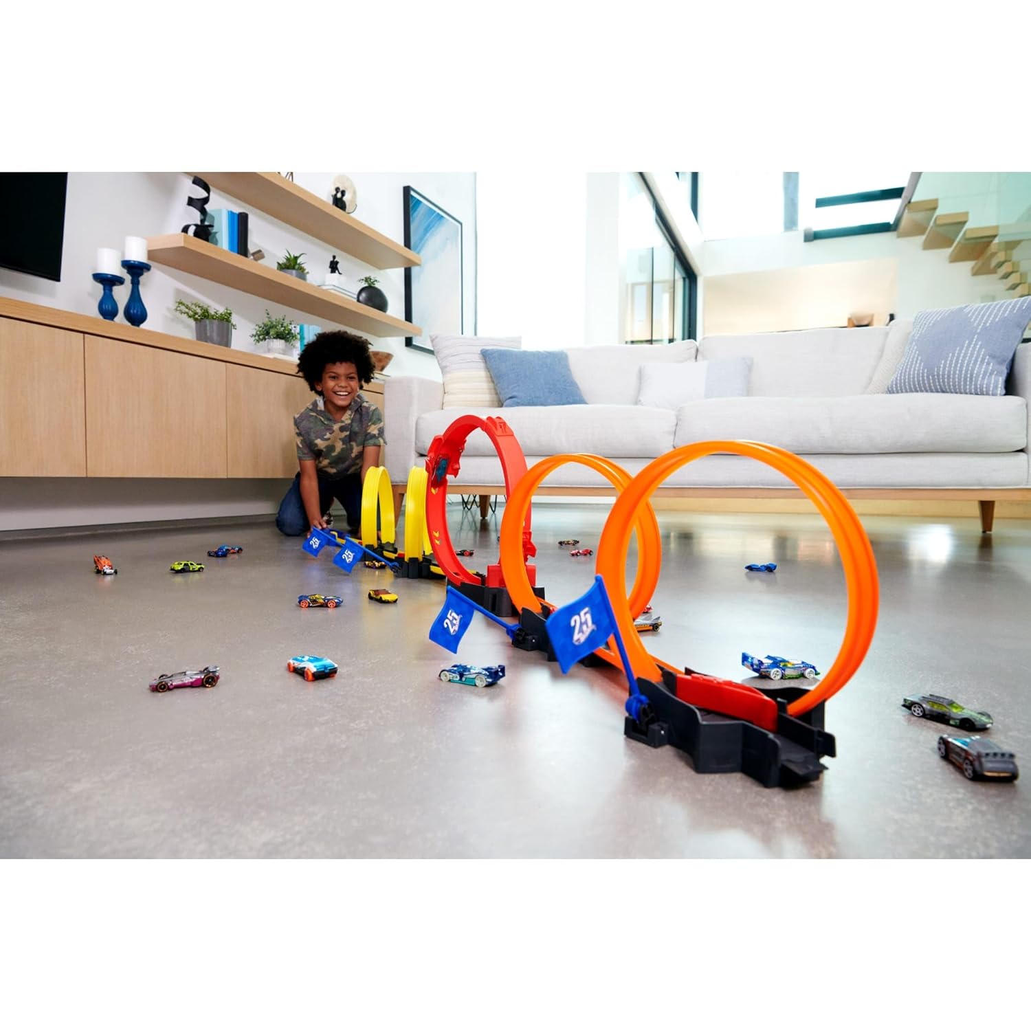 Hot Wheels Multi-Loop Race Off Playset, with 1 Car, Knock Down Flags to Score Points & Break The Loop, Toy for Kids 4 to 10 Years Old