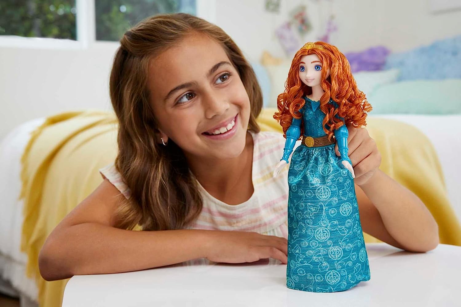 Disney Princess Merida Posable Fashion Doll with Sparkling Clothing and Accessories for Kids Ages 3+