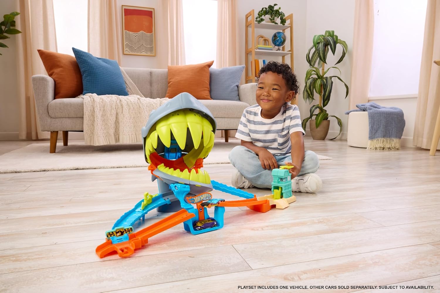 Hot Wheels City Shark Chomp Beach Playset with 1:64 Scale Die-Cast Vehicle for Kids Ages 4 Years & Up