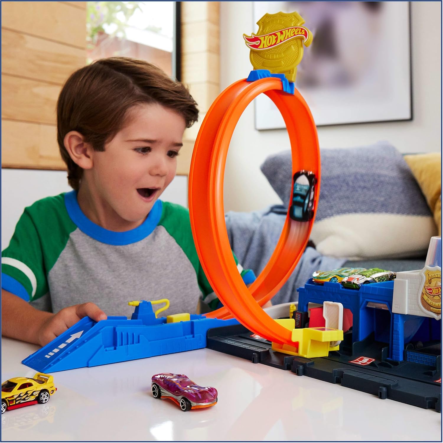 Hot Wheels City Super Police Station Playset with 1:64 Scale Die-Cast Vehicle, Adjustable Loop for Multiple Ways to Race & Stunt