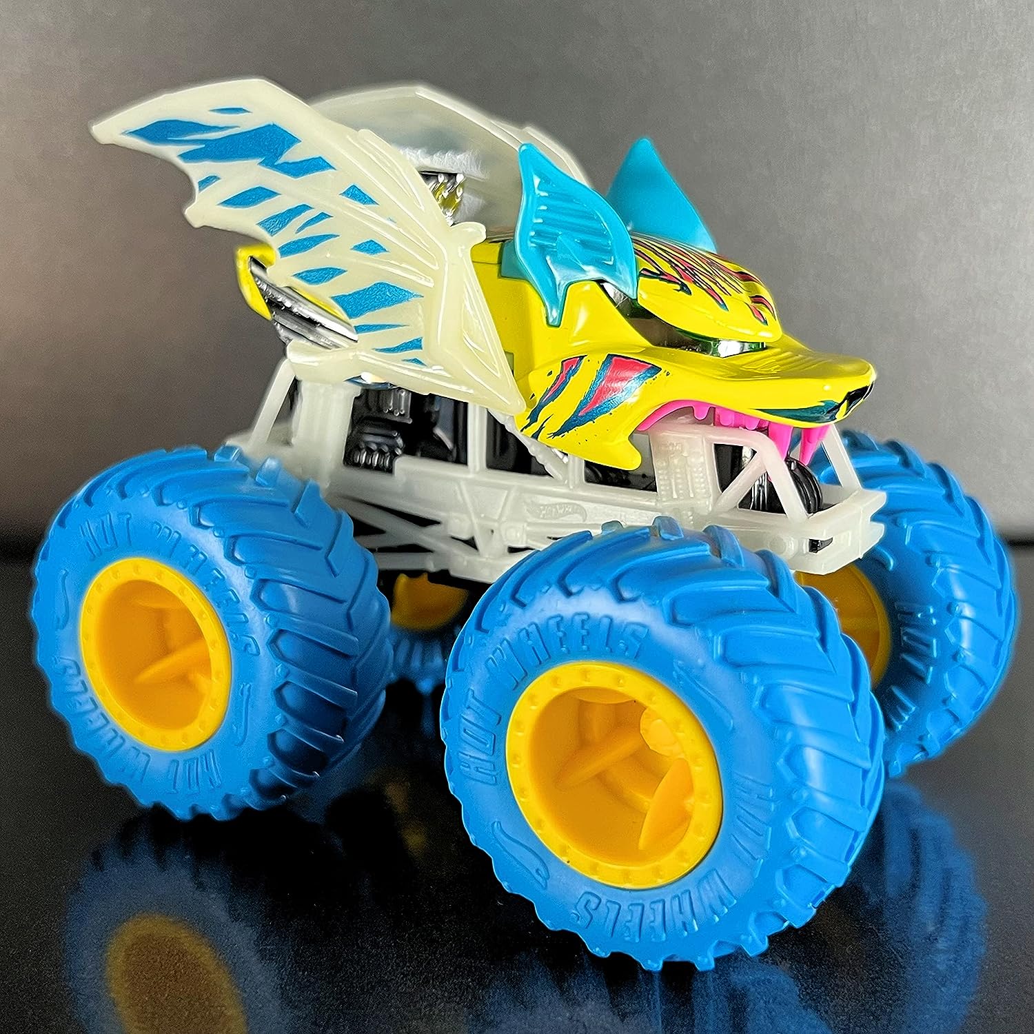 Hot Wheels Glow in The Dark 1:64 Scale Battitude Monster Truck for Ages 3+