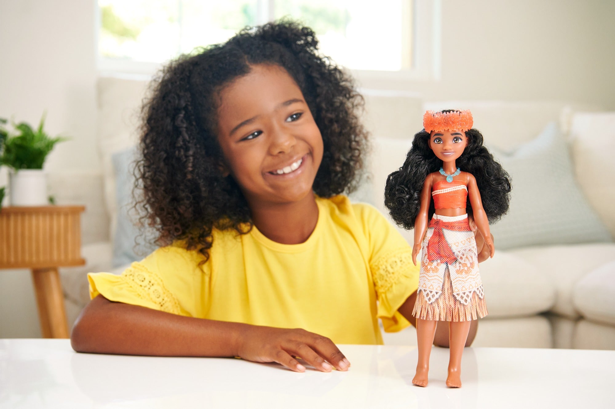Disney Princess Moana Posable Fashion Doll with Sparkling Clothing and Accessories for Kids Ages 3+