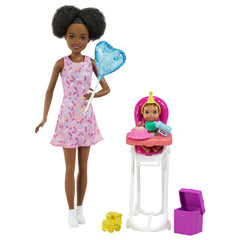 Barbie Skipper Babysitters Playset with Black Hair Skipper Doll, Color-Change Baby Doll, High Chair & Party-Themed Accessories for Kids Ages 3 Years & Up