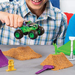 Monster Jam Grave Digger Dirt Deluxe Set