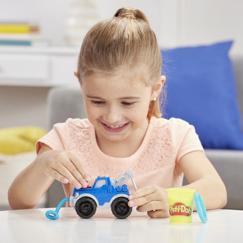 Play-Doh Wheels Tow Truck Toy for Kids 3 Years and Up with 3 Non-Toxic Play-Doh Colors