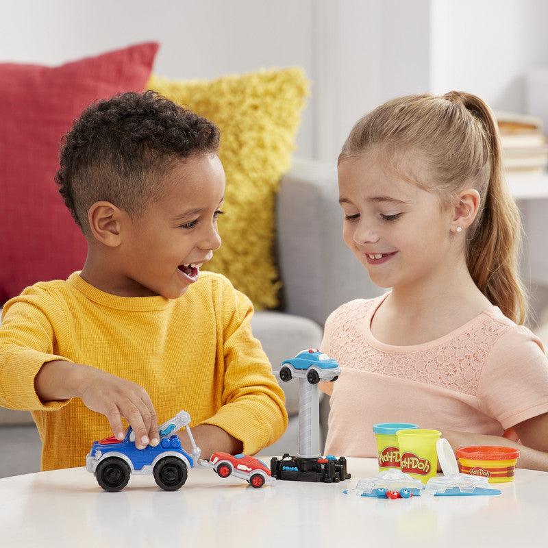 Play-Doh Wheels Tow Truck Toy for Kids 3 Years and Up with 3 Non-Toxic Play-Doh Colors